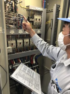 点検している様子